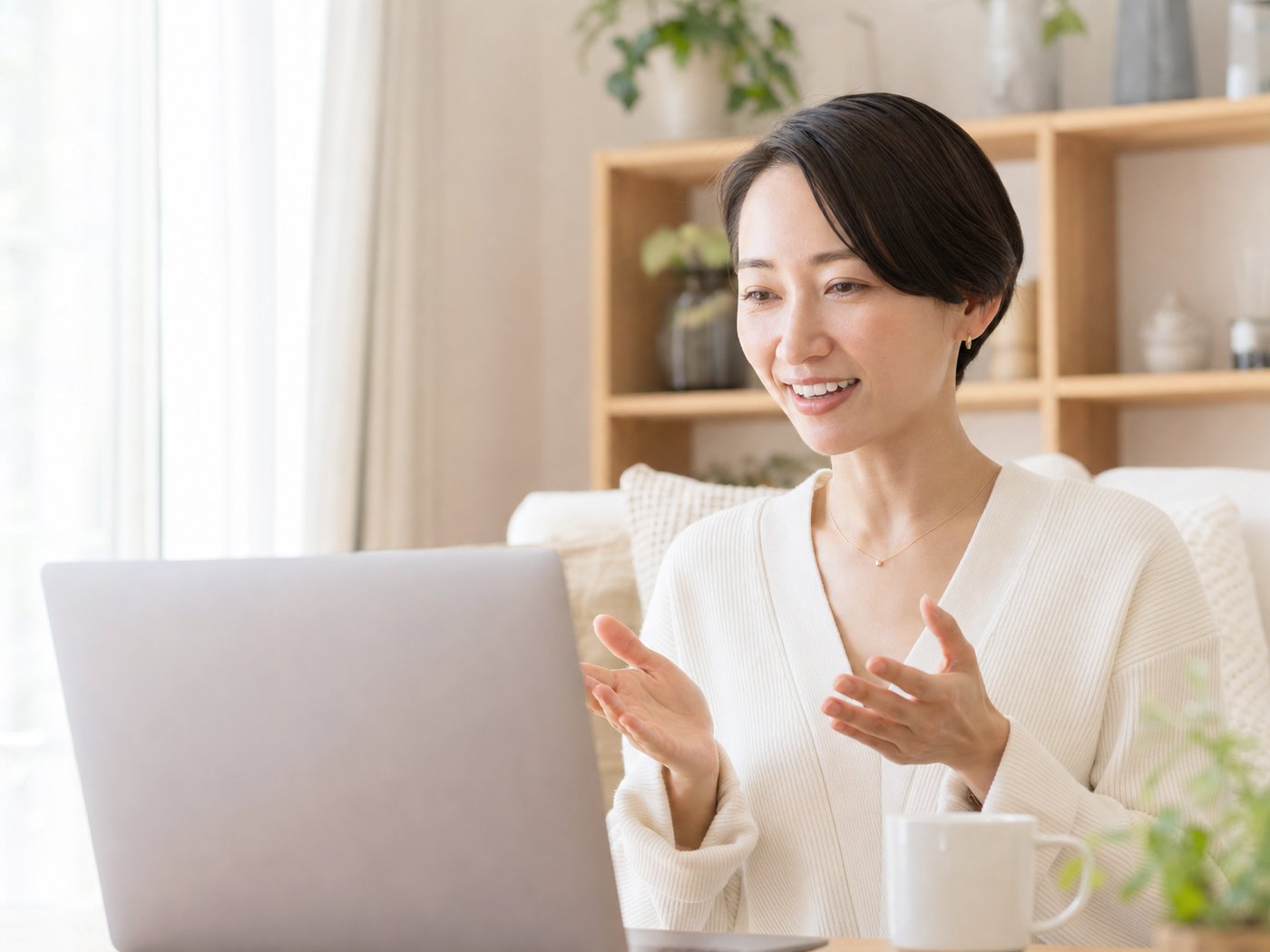 自宅でオンライン打ち合わせをし、案件を受注する女性